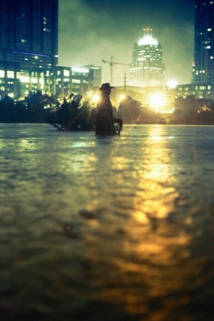 SRV Statue in Flood 640x480